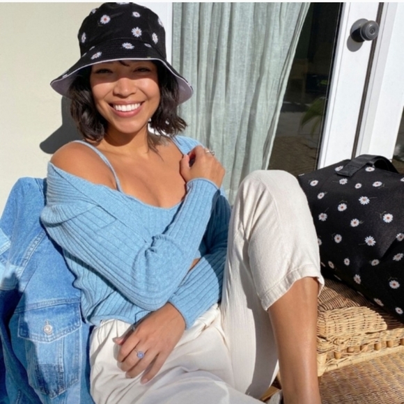 Alice + Olivia reversible bucket hat - Picture 2 of 8